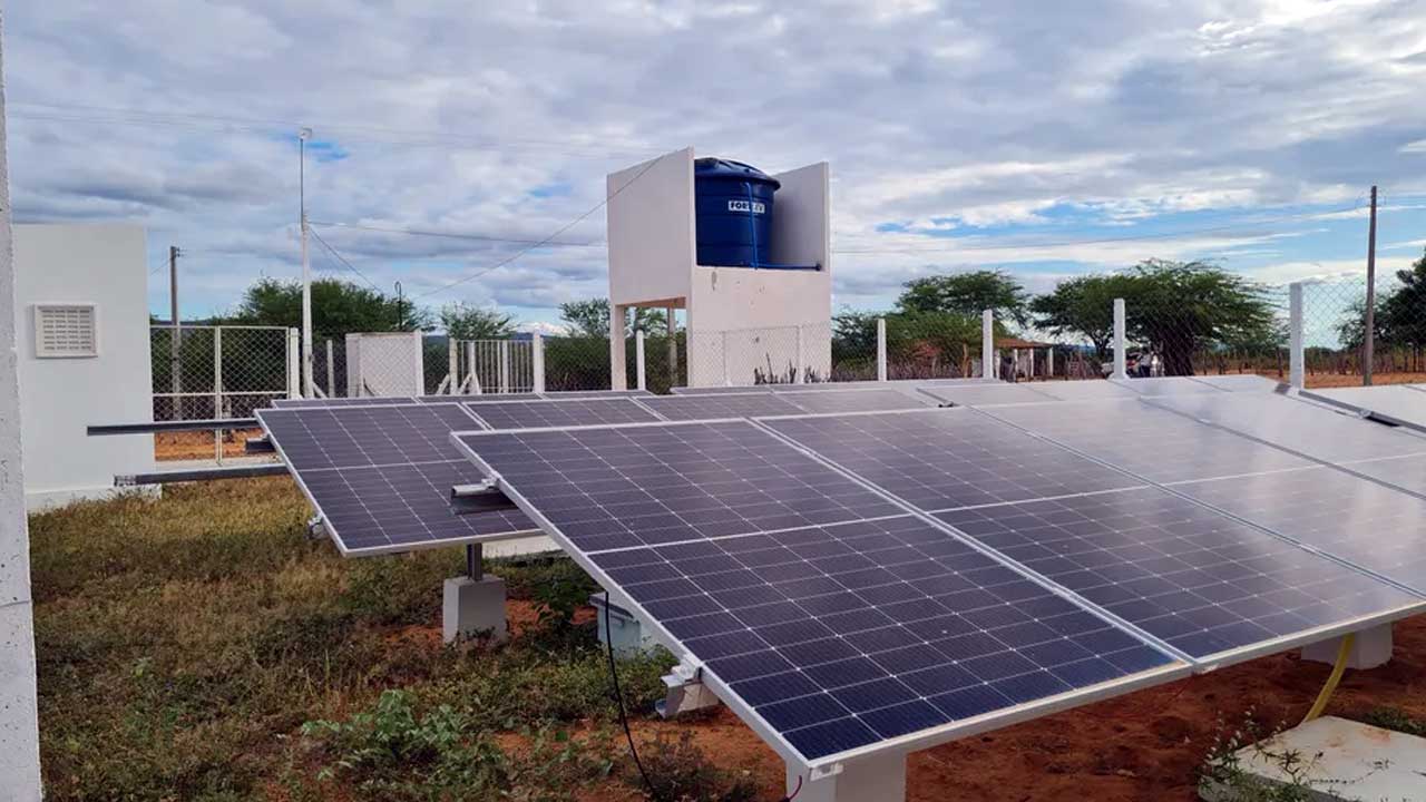 Placas solares instaladas pela ONG Amigos do Bem em Pernambuco